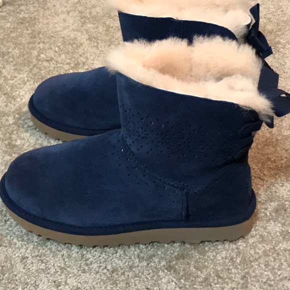Almost New blue suede UGG boots Dae Sunshine Perforated- size 8 - Picture 3 of 7